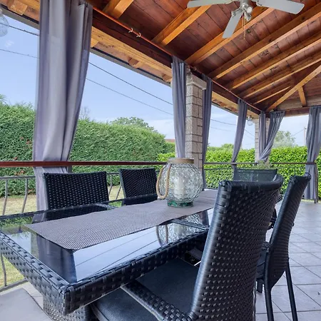 House With Pool & Grill *