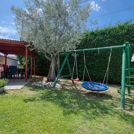 Vila House With Pool & Grill