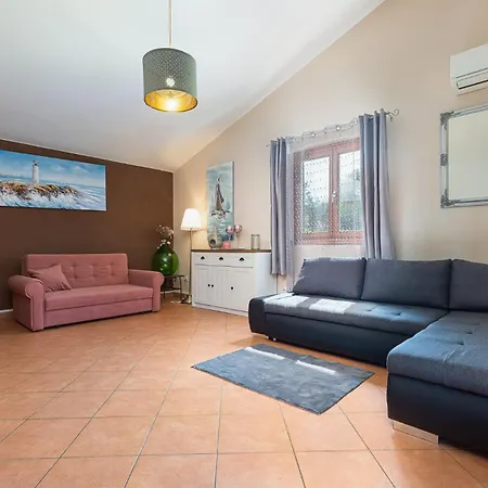 House With Pool & Grill וילה *